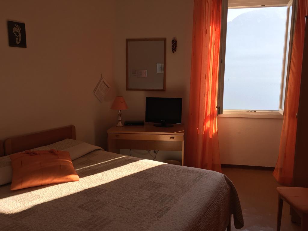 Hotel Plinio Лено Экстерьер фото