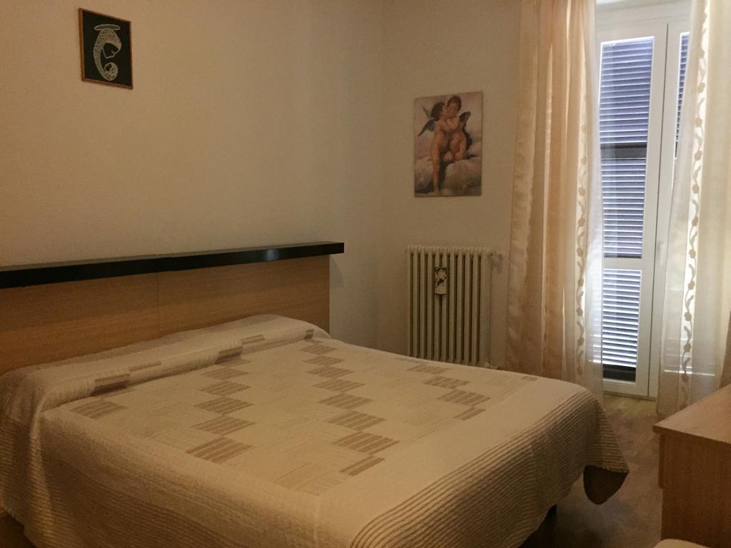 Hotel Plinio Лено Номер фото
